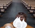 Krug auf einem Tisch in der katholischen Kirche